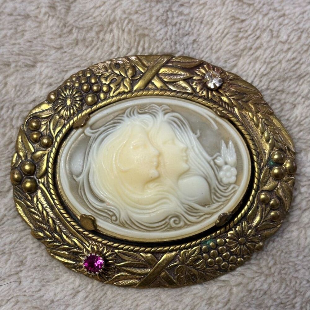 Vintage Faux Cameo Two Sisters Pin Brooch